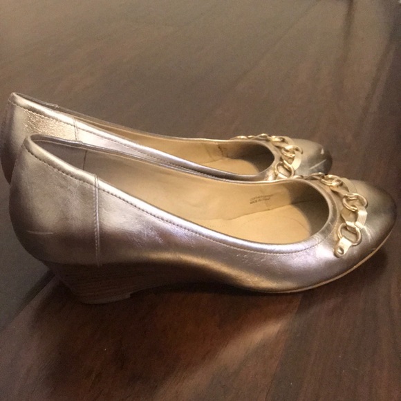 Gold Tahari wedge heel - Picture 6 of 7